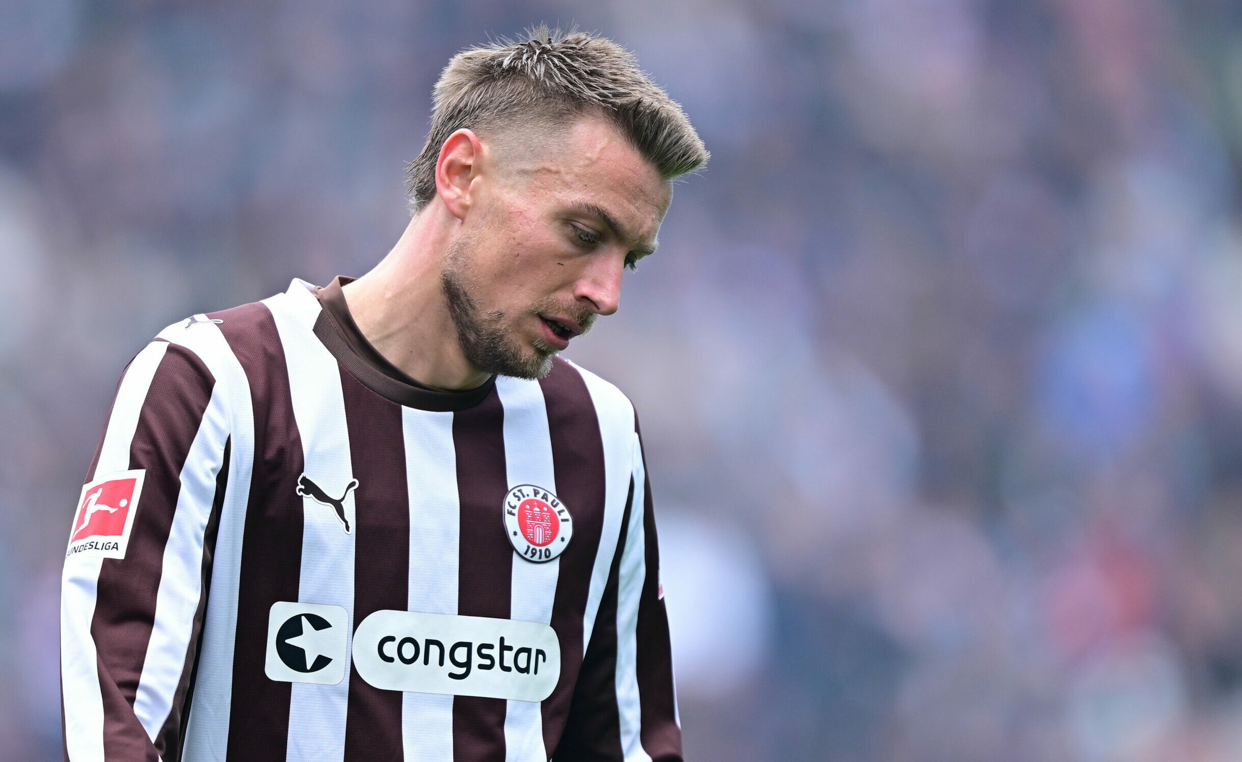 St. Pauli-Verteidiger Hauke Wahl lässt enttäuscht den Kopf hängen
