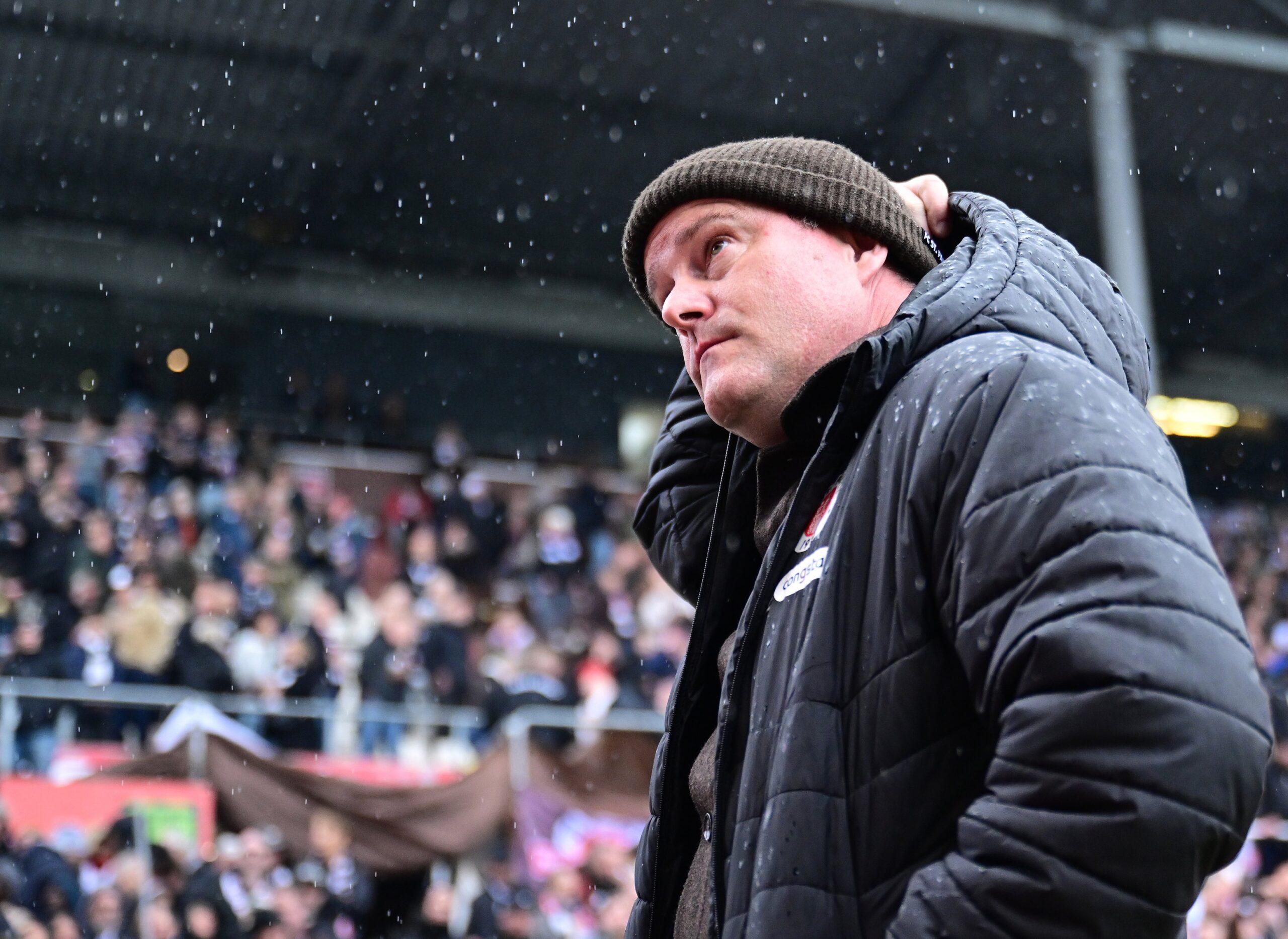 St. Pauli-Präsident Oke Göttlich im Regen am Millerntor