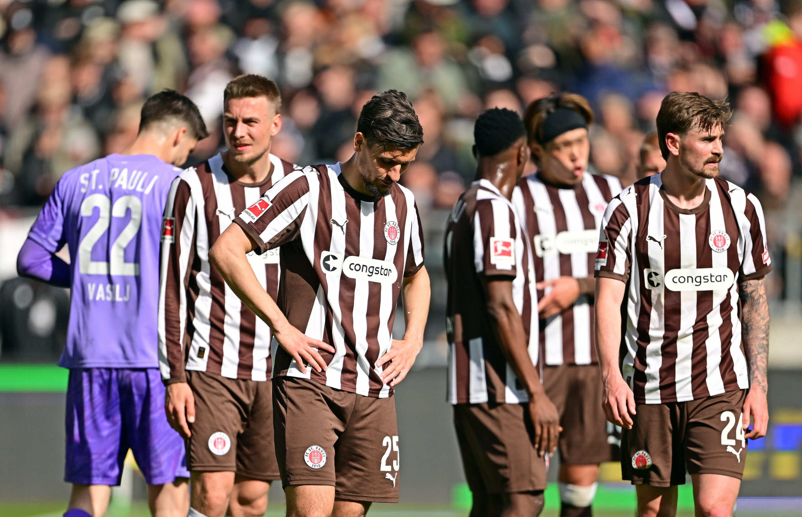 Die St. Pauli-Profis Hauke Wahl, Adam Dzwigala und Connor Metcalfe