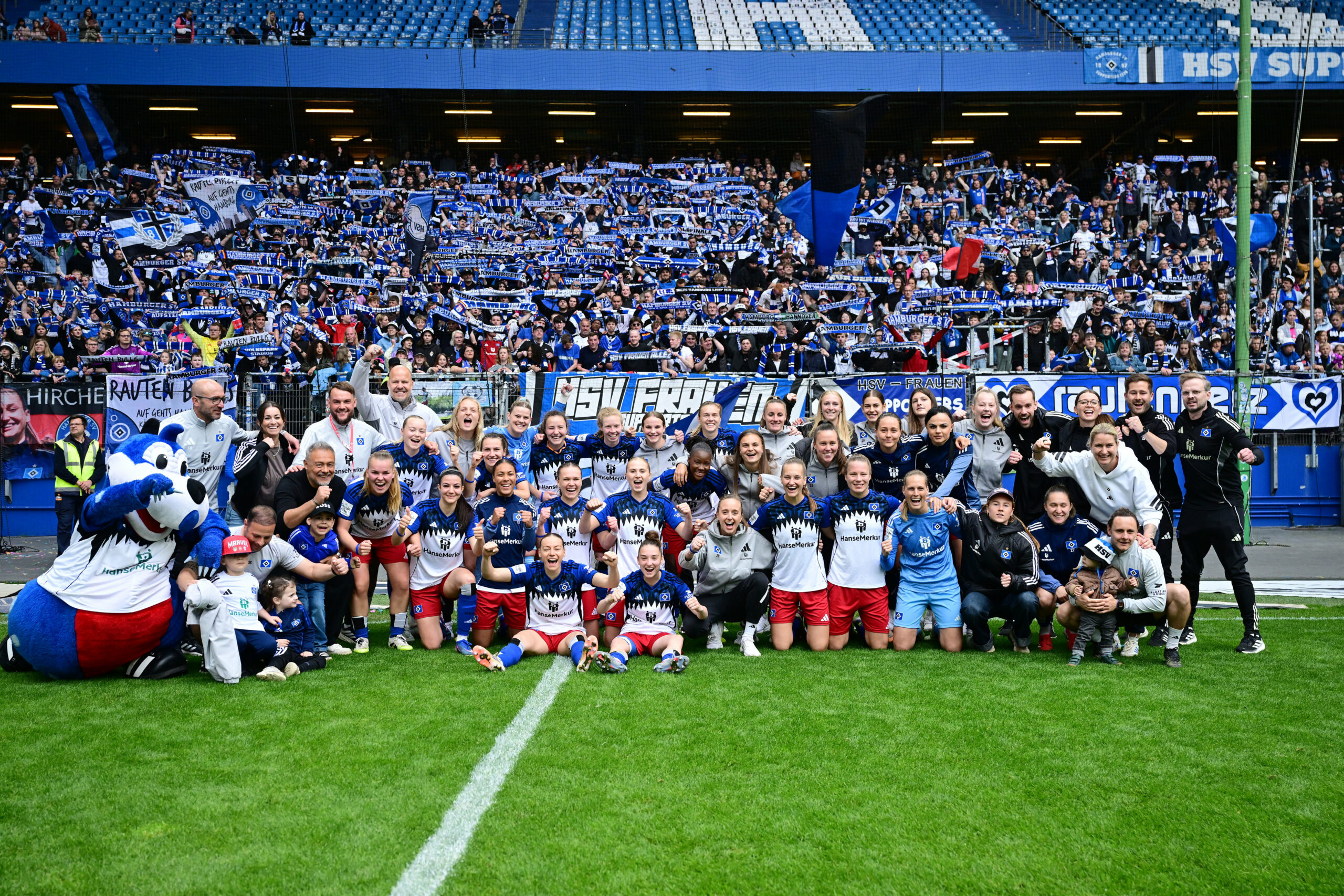 HSV-Frauen feiern mit den Fans