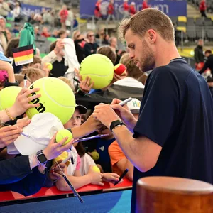 Yannick Hanfmann gibt Autogramme