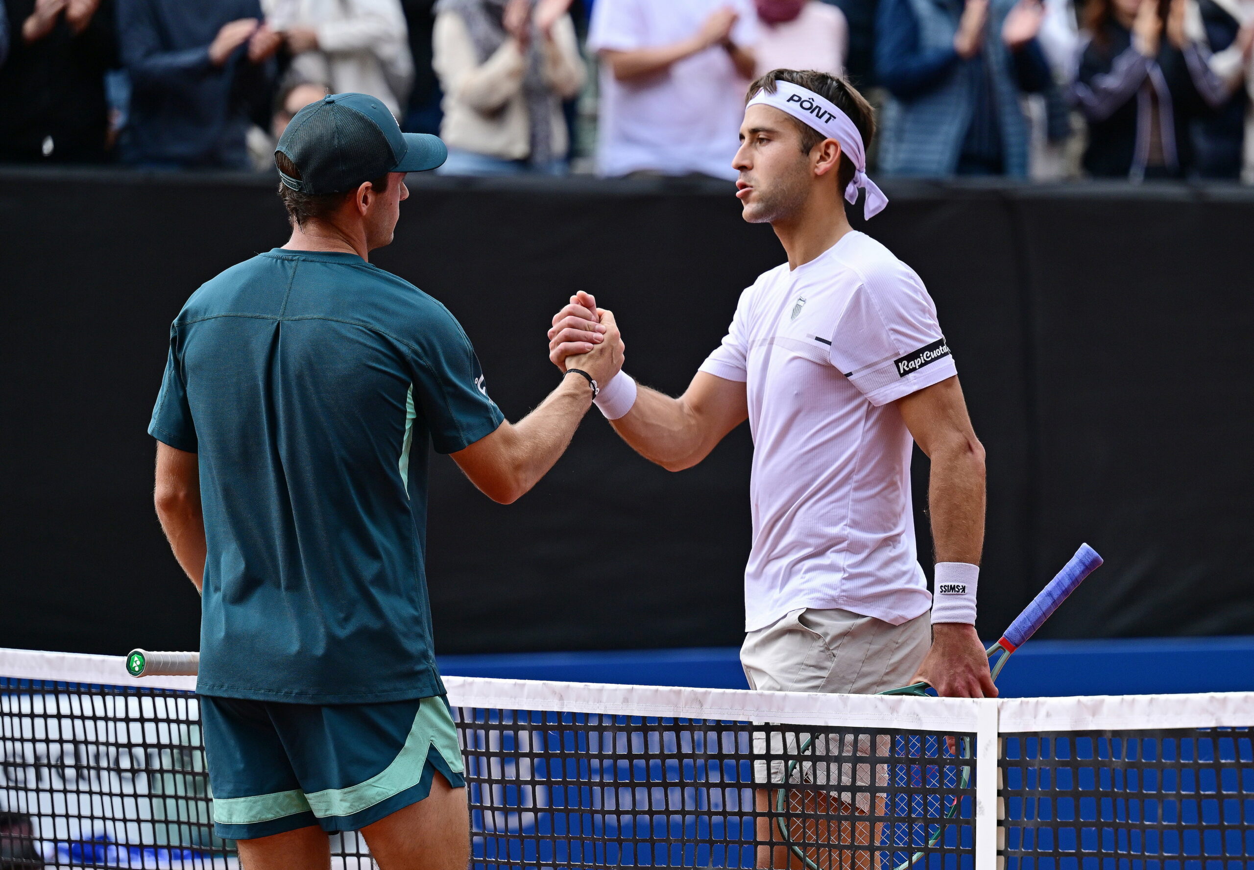 Tommy Paul und Tomas Etcheverry geben sich die Hand