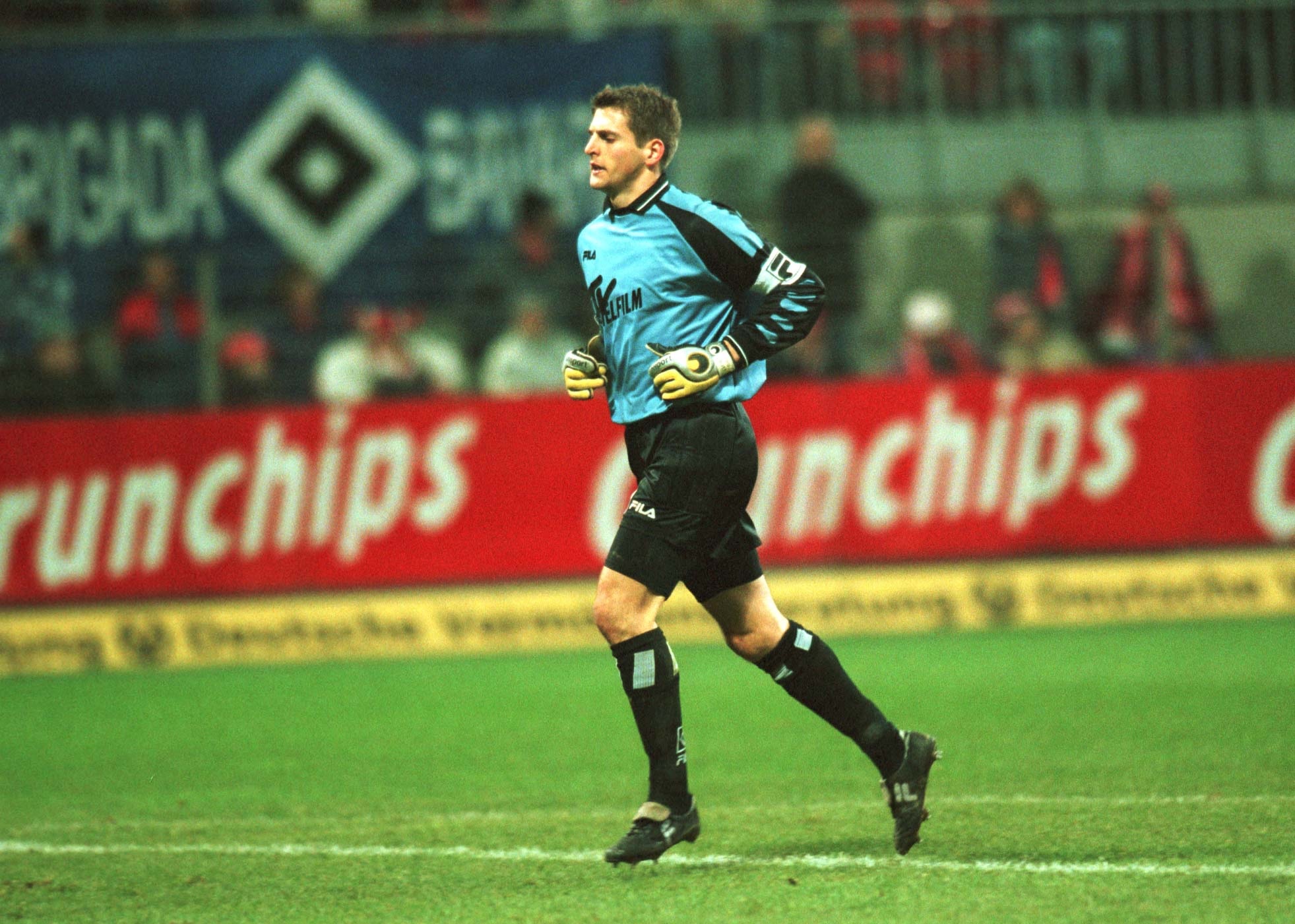 Hans Jörg Butt auf dem Weg zu einem Elfmeter für den HSV