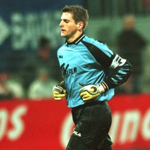 Hans Jörg Butt auf dem Weg zu einem Elfmeter für den HSV