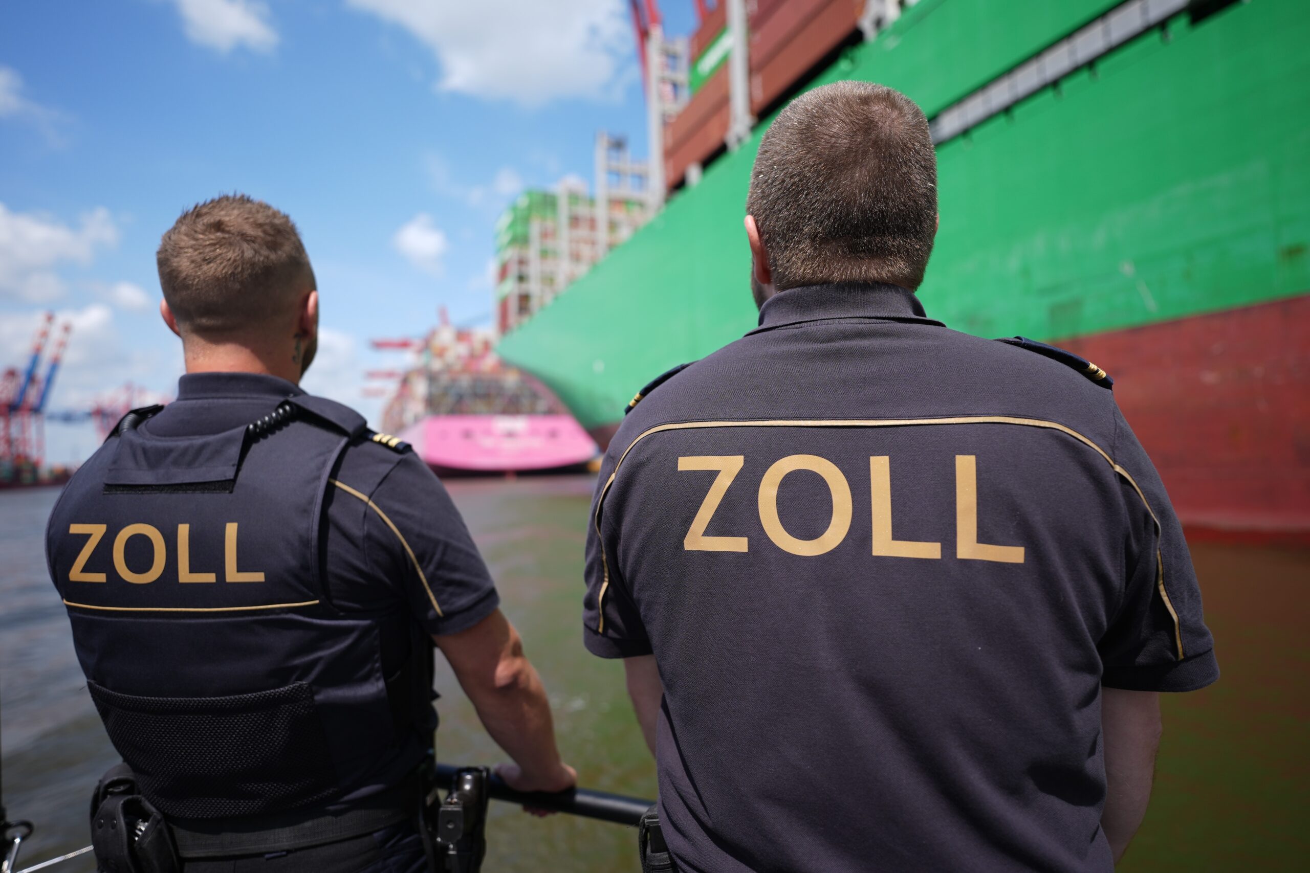 Zollbeamte im Hamburger Hafen (Archivbild).