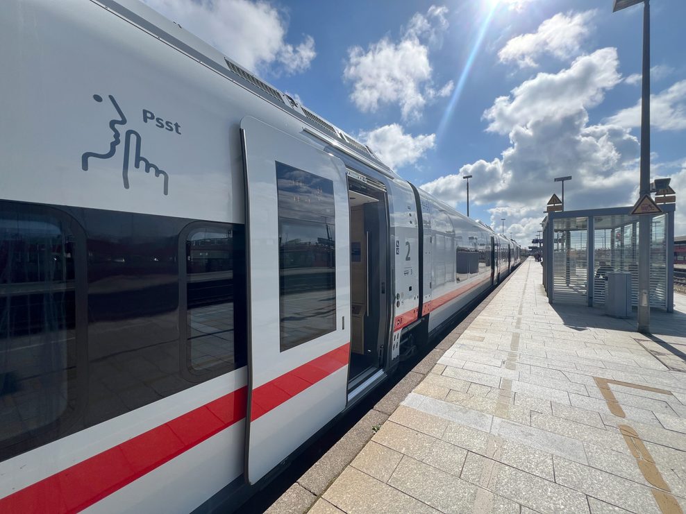 Barrierefreier Einstieg: Der ICE L „Nationalpark Schleswig-Holsteinisches Wattenmeer“ steht im Bahnhof von Westerland (Sylt).