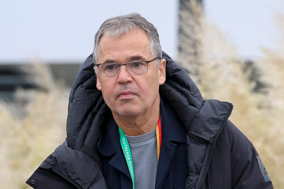 DFB-Geschäftsführer Andreas Rettig im Wind