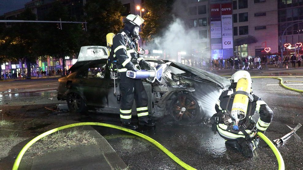 Auto geht an der Reeperbahn in Flammen auf – Fahrer blieb unverletzt