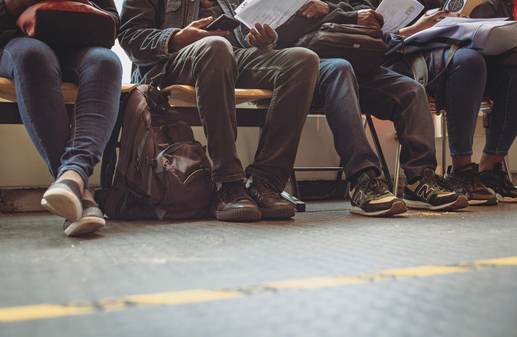Menschen ohne Krankenversicherung warten in der Praxis ohne Grenzen auf eine medizinische Behandlung.