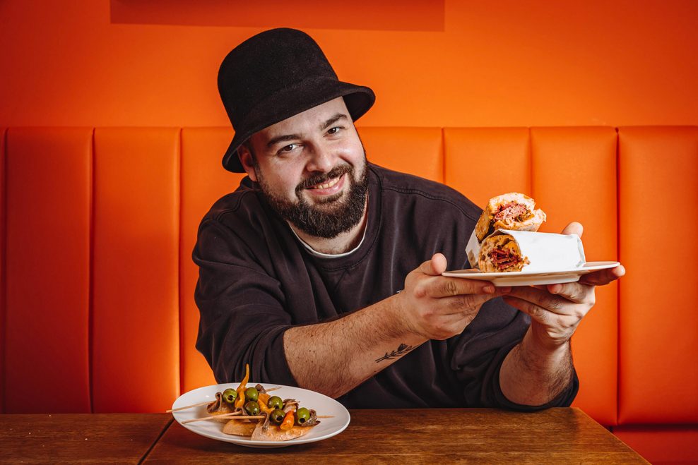 Latif Dereli (36) verkauft vor der „Bullerei“ Pastrami-Sandwiches.